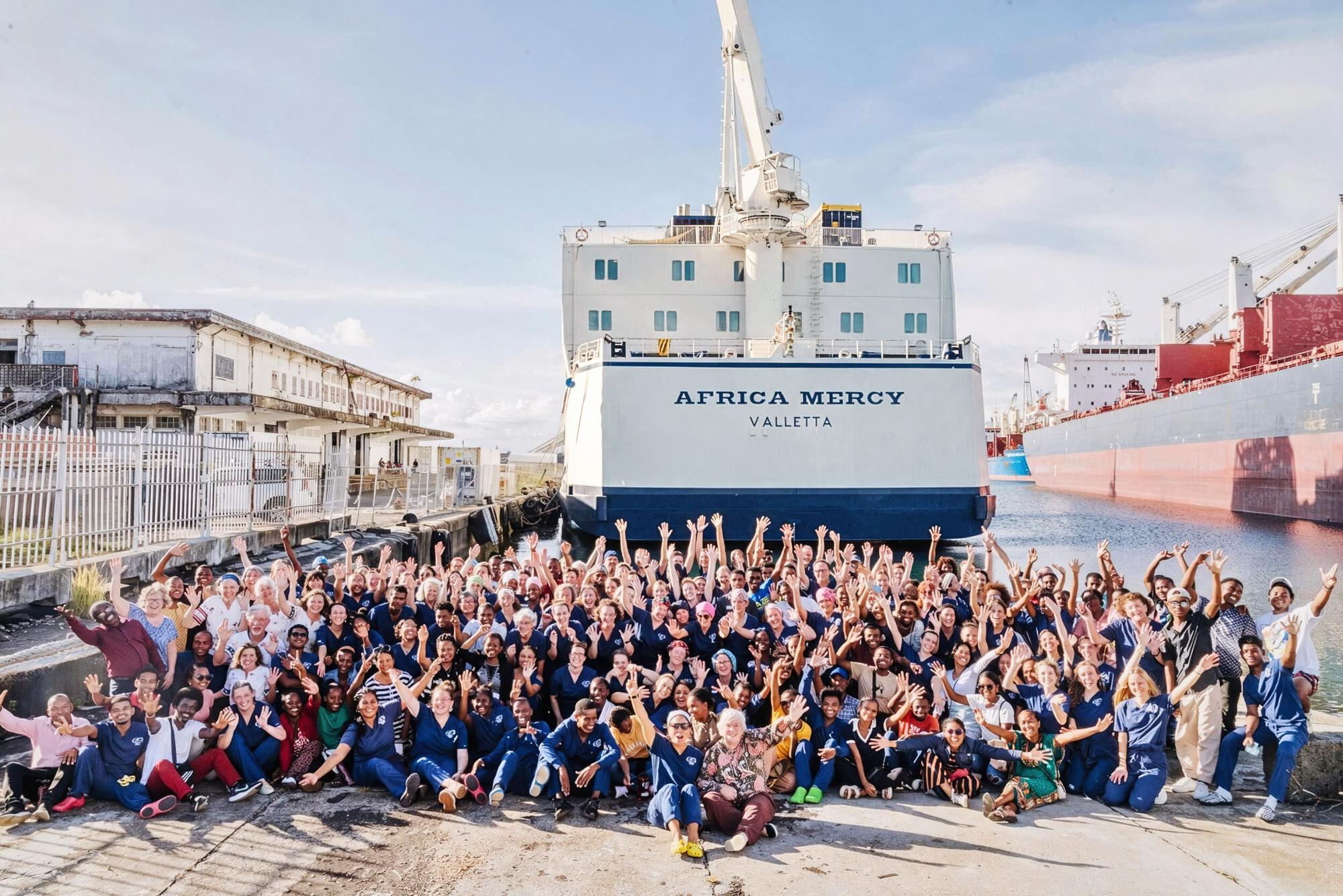 The Africa Mercy's crew can number up to 470 people: sailors, cooks, engineers, mechanics, doctors, nurses, volunteers, etc.
