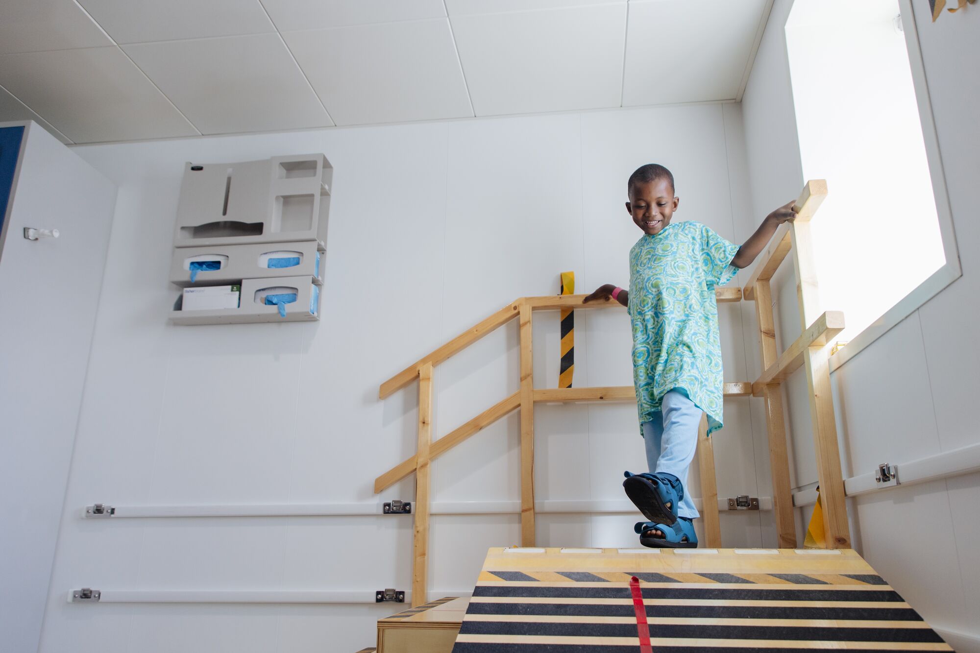 Step by step, Abubakarr began walking again in special recovery shoes, supported by the rehabilitation team.